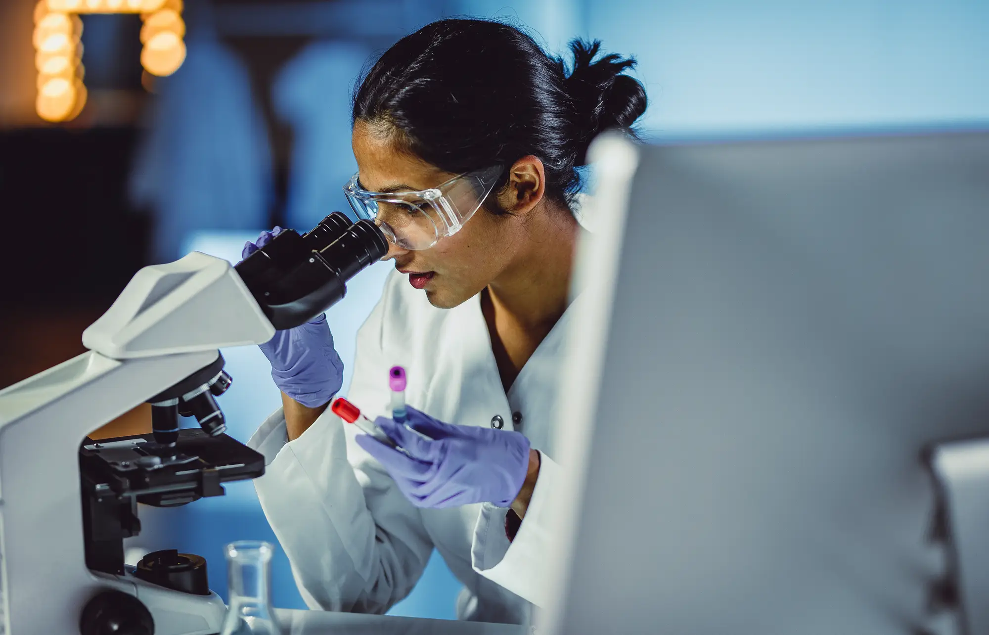 woman_looking_through_microscope